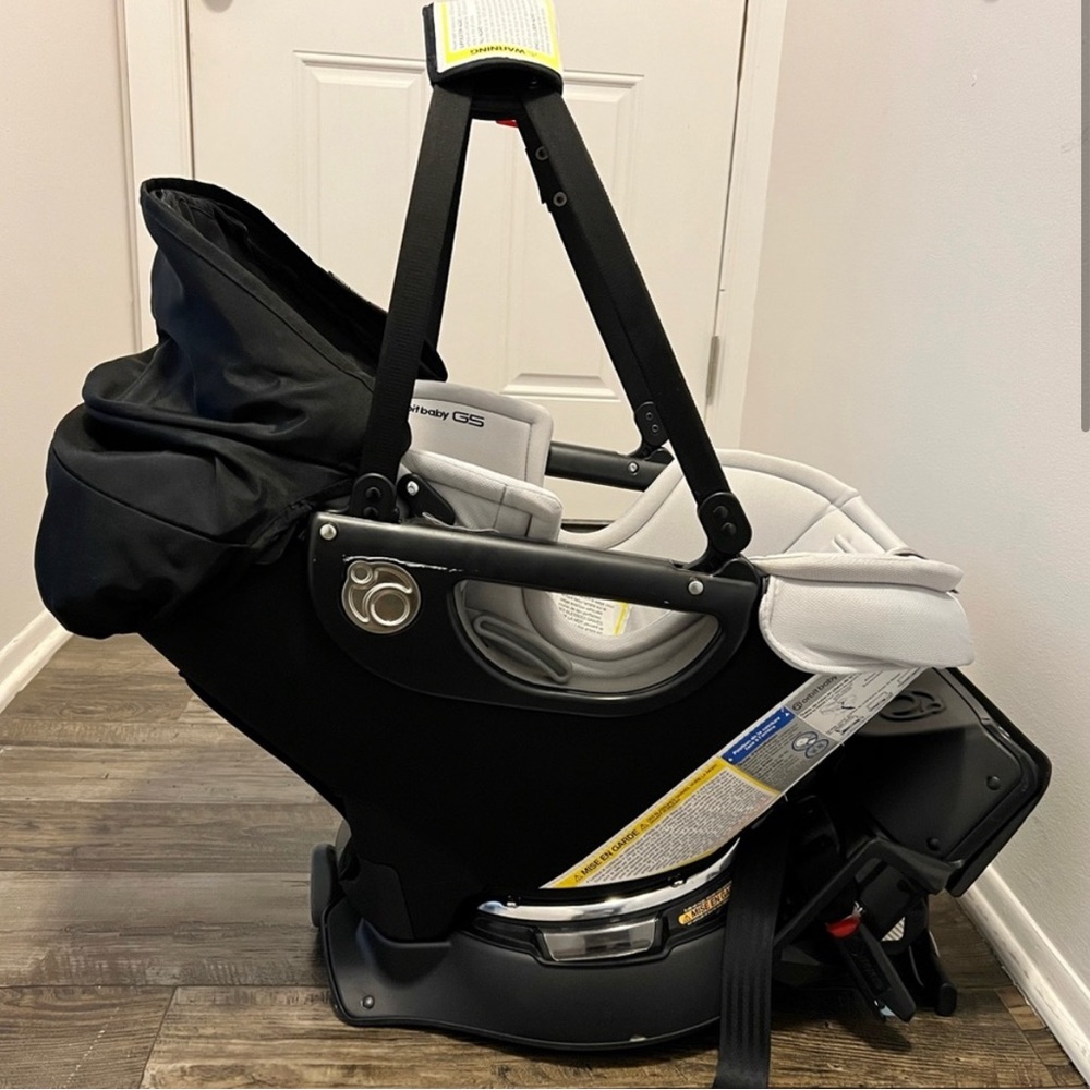 Orbit Baby Infant Carseat - 360 Swivel Base Feature!!